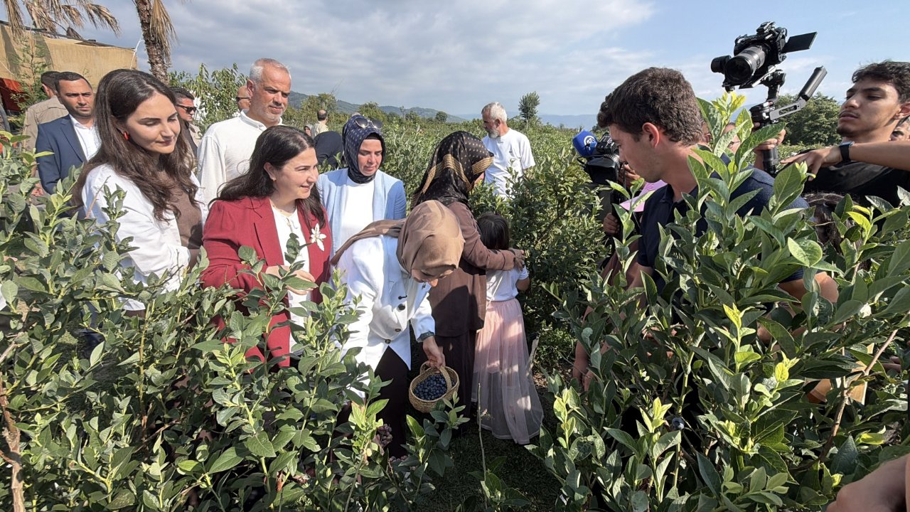 Bakan’dan yaban mersini hasadı! Devlet koruması altındaki çocuklarla bahçeye indi