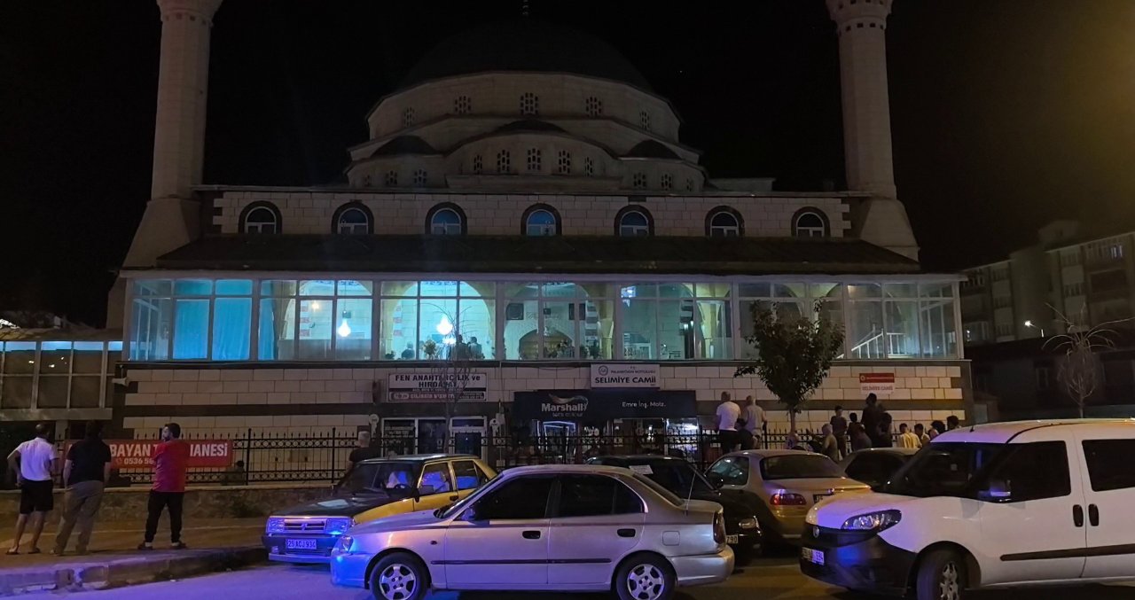 Camiye yatsı namazı için geldi, dehşetle karşılaştı! Ekipler olay yerine koştu