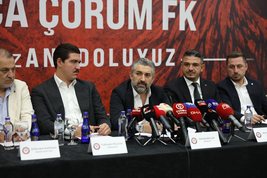 Arca Çorum FK'nin Başkanı Savaş Balçık (ortada)