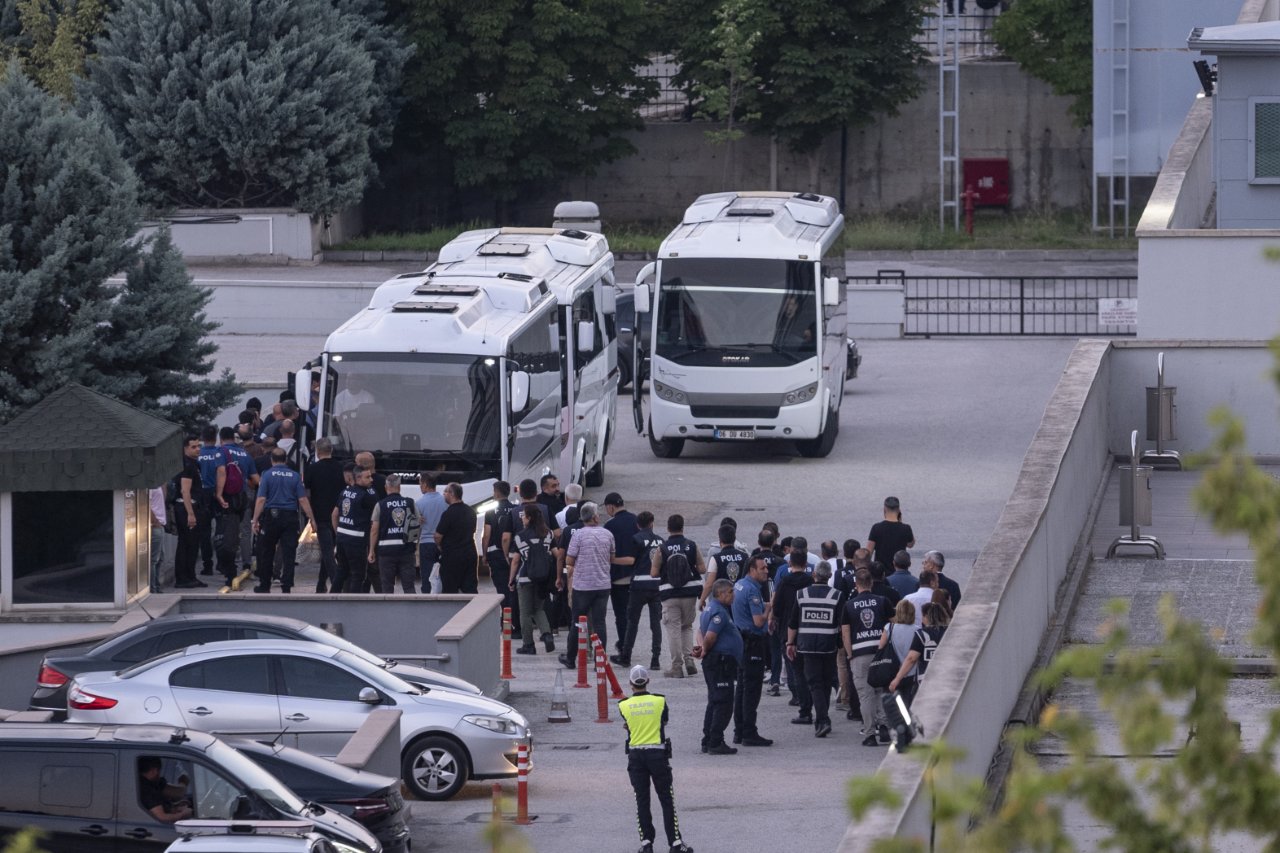 Etimesgut Belediyesine yönelik yürütülen "yolsuzluk" soruşturması kapsamında aralarında Belediye Başkanı Erdal Beşikçioğlu'nun da bulunduğu 40 şüpheli tutuklanmıştı.