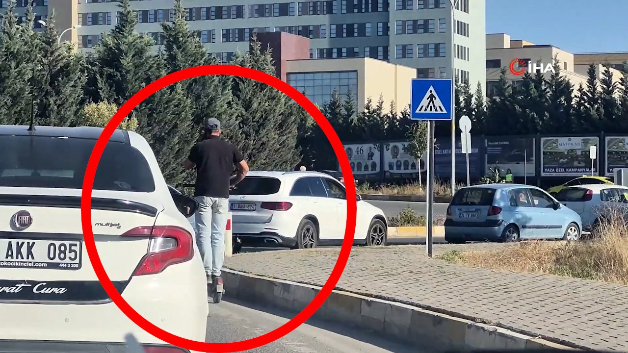 Eskişehir'de pes dedirten anlar! Tek elle skuter sürüp telefonla konuştu