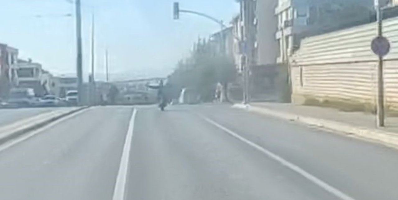 Eskişehir'de yürekleri ağza getiren şov! Trafiğin ortasında iki elini bırakıp motosiklet sürdü