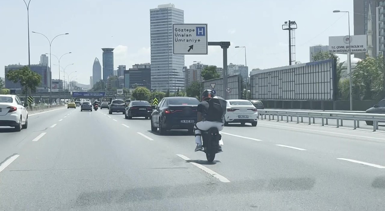 Hem kendini hem trafiği tehlikeye attı! Tek tekerli scooter sürücüsünün o anları kamerada
