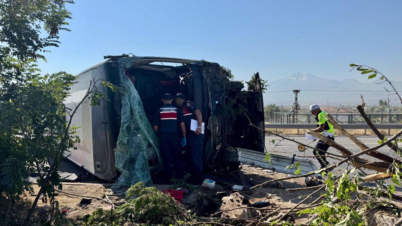 Kayseri'de yolcu otobüsü devrildi! Yaralılar var