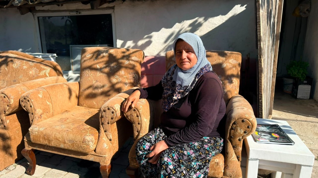 Korkudan eve giremiyorlar! Felakette evsiz kalan aile bahçede yaşıyor! ‘Sofra bezi gibi silkeledi bizi’