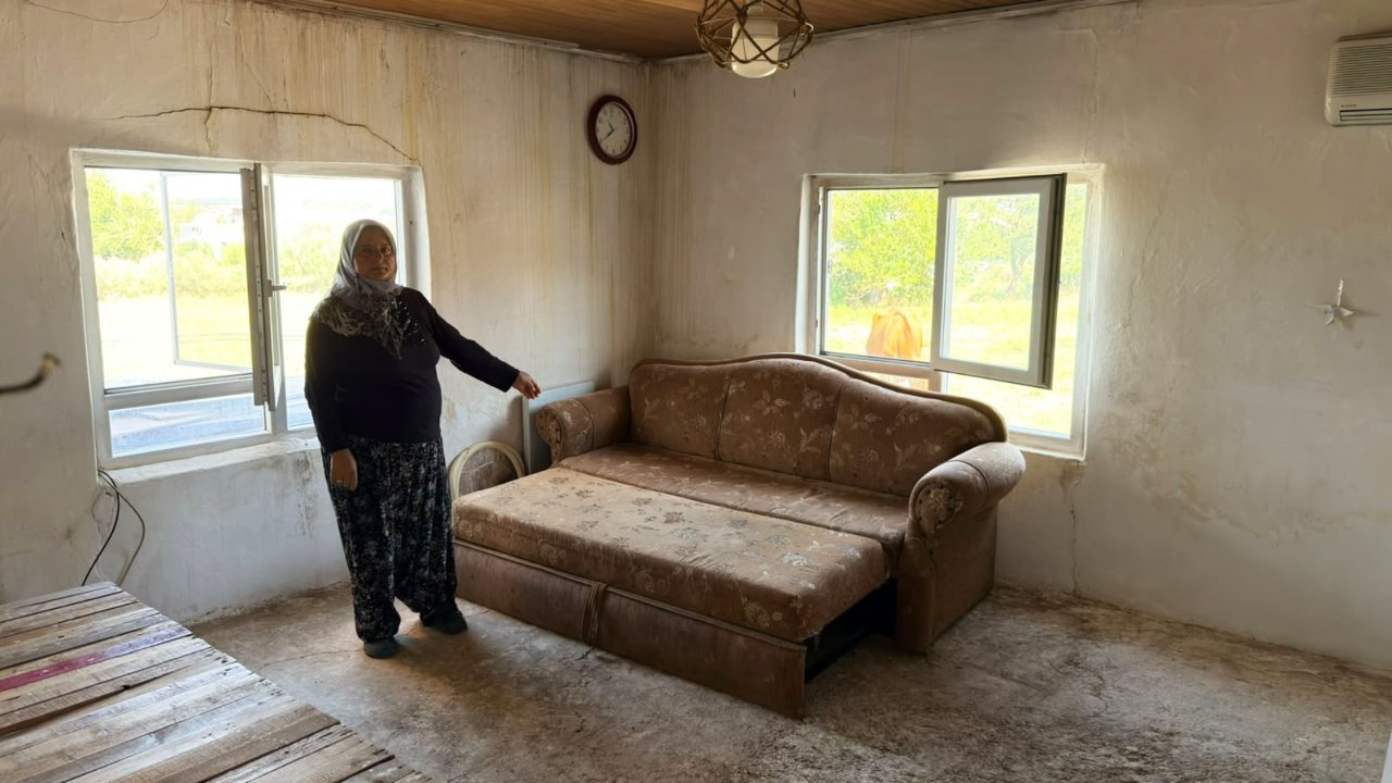 Korkudan eve giremiyorlar! Felakette evsiz kalan aile bahçede yaşıyor! ‘Sofra bezi gibi silkeledi bizi’