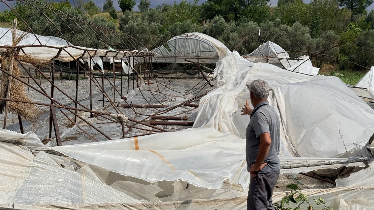 Korkudan eve giremiyorlar! Felakette evsiz kalan aile bahçede yaşıyor! ‘Sofra bezi gibi silkeledi bizi’