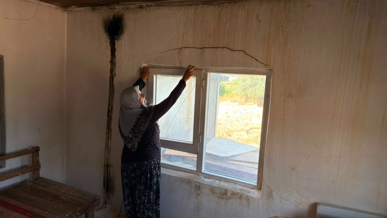 Korkudan eve giremiyorlar! Felakette evsiz kalan aile bahçede yaşıyor! ‘Sofra bezi gibi silkeledi bizi’