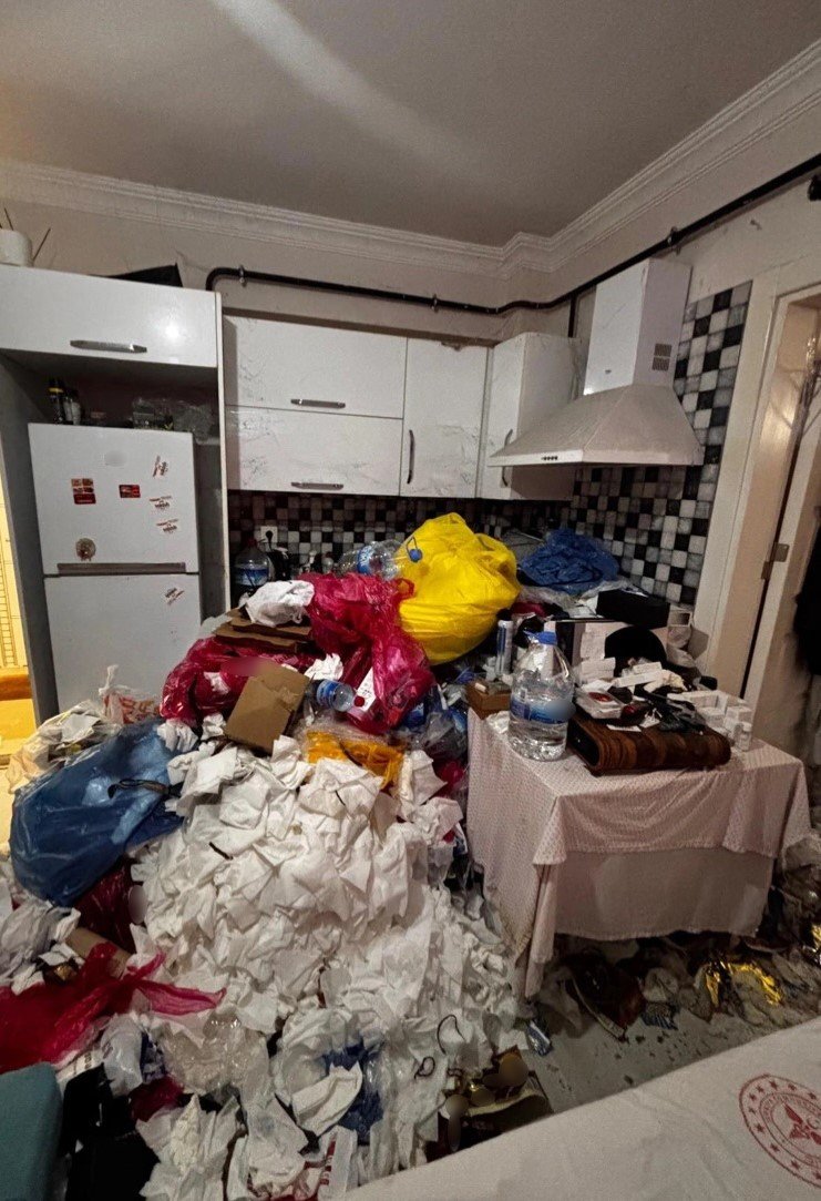 Kötü kokudan skandal çıktı! Sakaryada hemşirenin evinden çıkanlara inanamadılar! Olay yargıya taşındı