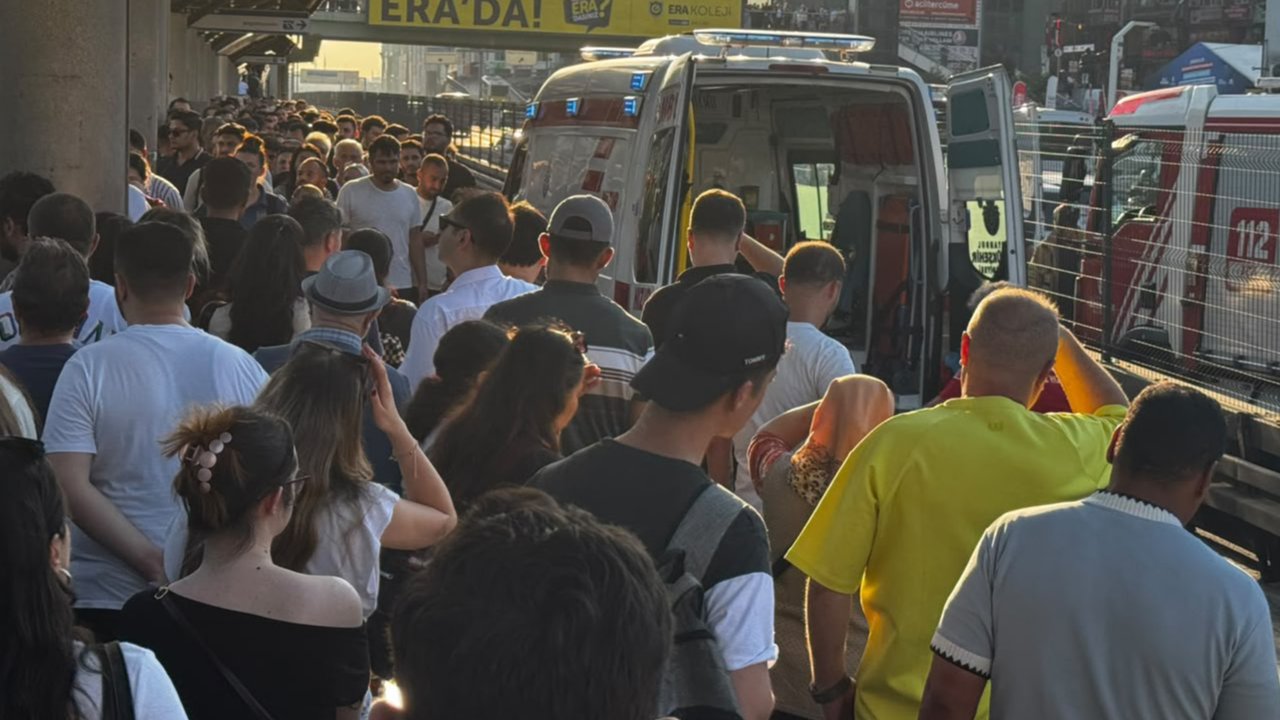Metrobüs hattında can pazarı! İtfaiye bariyerleri keserek yaralıyı kurtardı