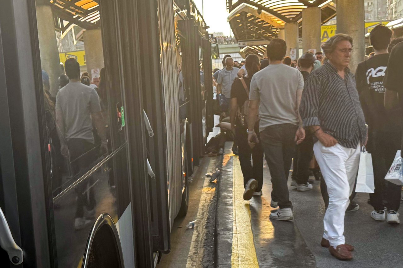 Metrobüs hattında can pazarı! İtfaiye bariyerleri keserek yaralıyı kurtardı