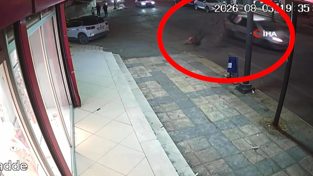 Otomobilin çarptığı bisikletli yola böyle savruldu! Korkutan kaza kamerada