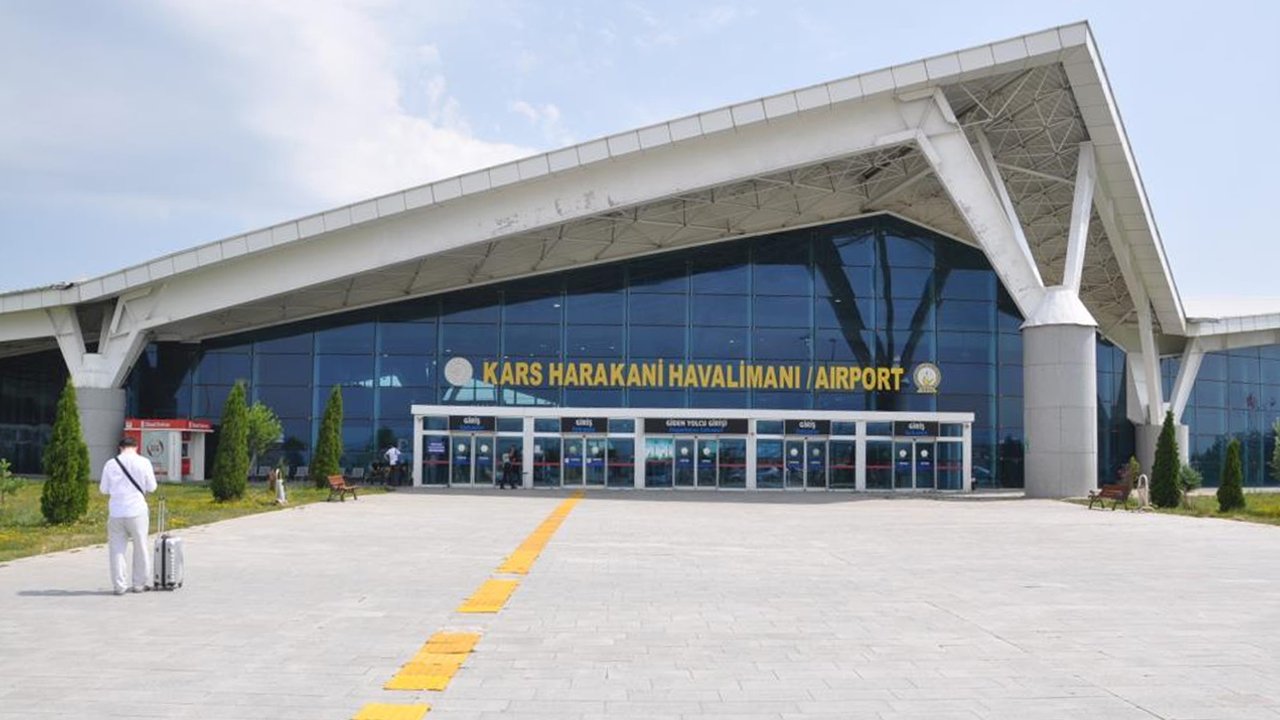 Sınırdaki havalimanında büyük başarı! 300 bin yolcuya hizmet verdi