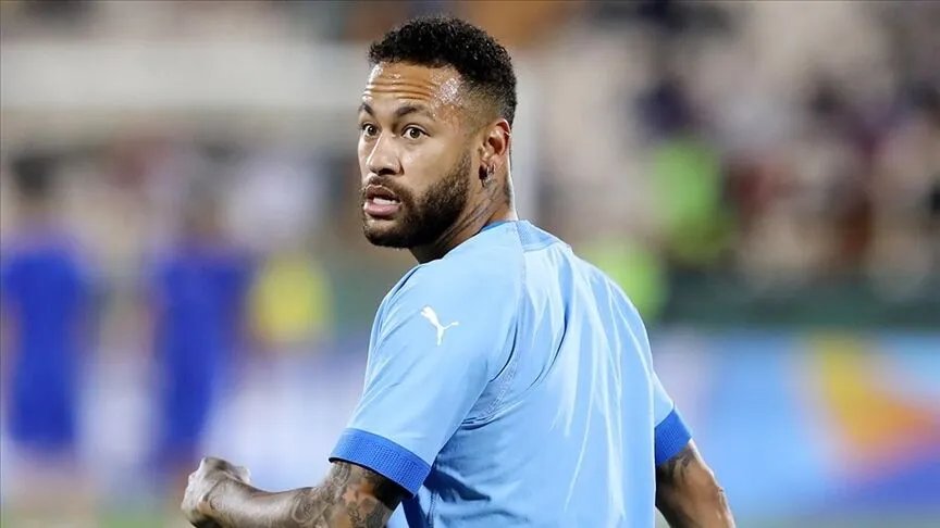 Neymar, kariyerinde Barcelona, Paris Saint-Germain, Al Hilal ve Santos formaları giydi.