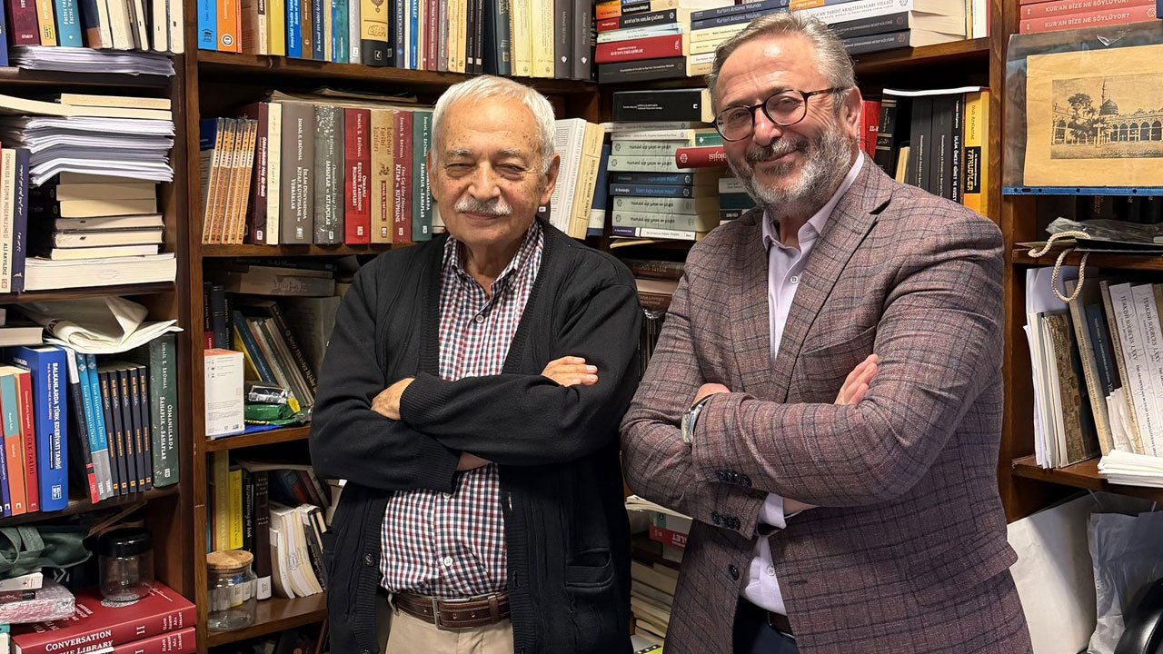 Tarihî kitaplar dijital ortama taşınacak! Prof. Erünsal yazma eserlerini TÜYEK’e bağışladı