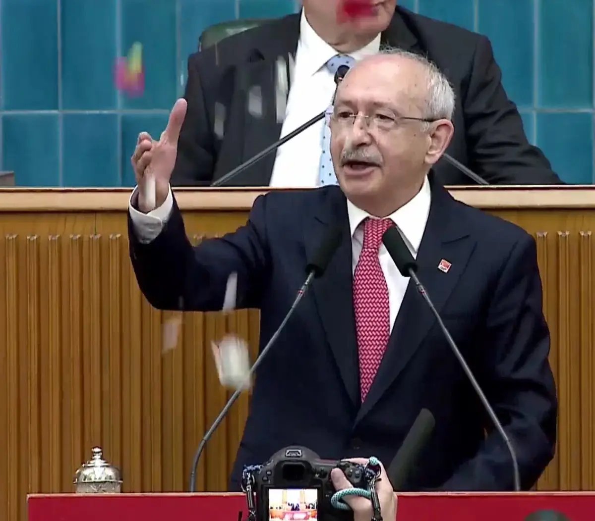Üzerine güller atıldı! Kemal Kılıçdaroğlu 3 yıl sonra yeniden kürsüye çıktı