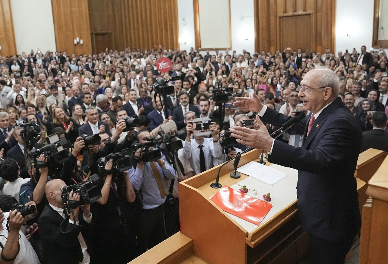 Üzerine güller atıldı! Kemal Kılıçdaroğlu 3 yıl sonra yeniden kürsüye çıktı