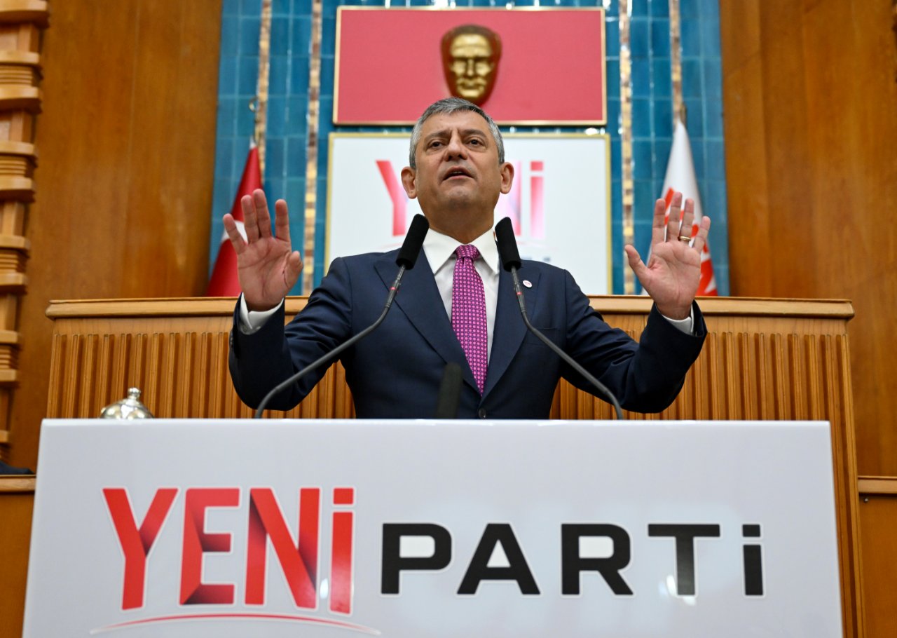 Üzerine güller atıldı! Kemal Kılıçdaroğlu 3 yıl sonra yeniden kürsüye çıktı
