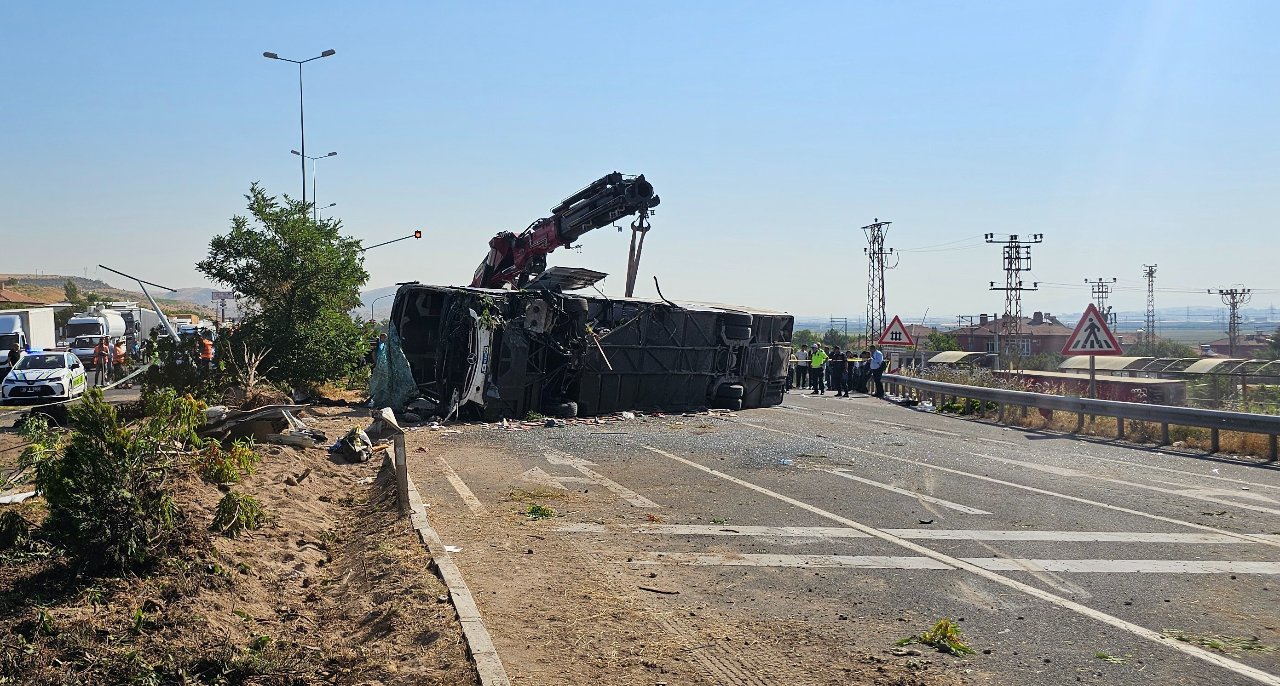 Yolcu otobüsü böyle devrildi! 1 ölü, 24 yaralının olduğu feci kaza kamerada