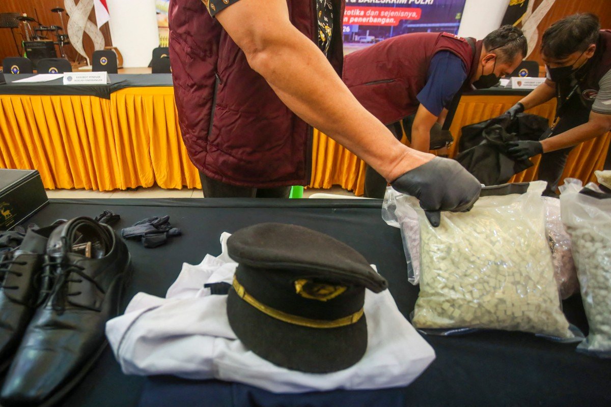 Yolcular ölümle burun burunaymış! Uyuşturucu etkisindeki pilot 70 bin hapla yakalandı
