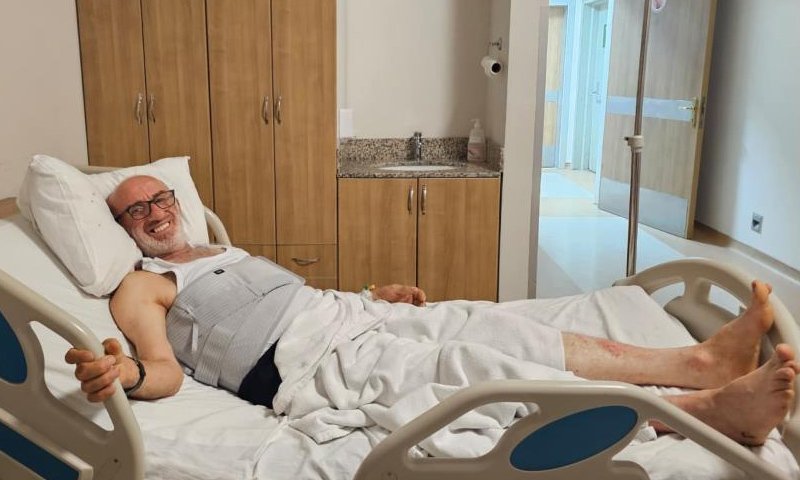 700 kiloluk boğa metrelerce fırlattı! Ölümden oğlu kurtardı