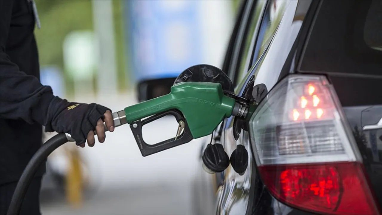 Akaryakıt fiyatları bir kez daha değişti! Motorine indirim geldi