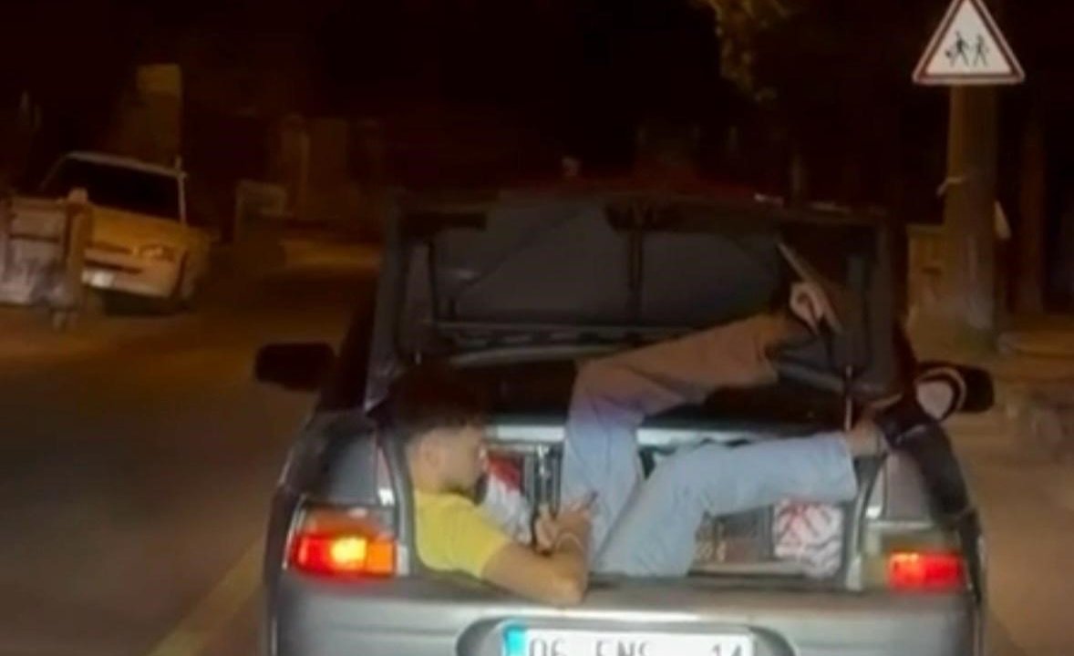Bagajda seyahat edip bir de telefonuyla oynadı! Tehlikeli yolculuk kamerada
