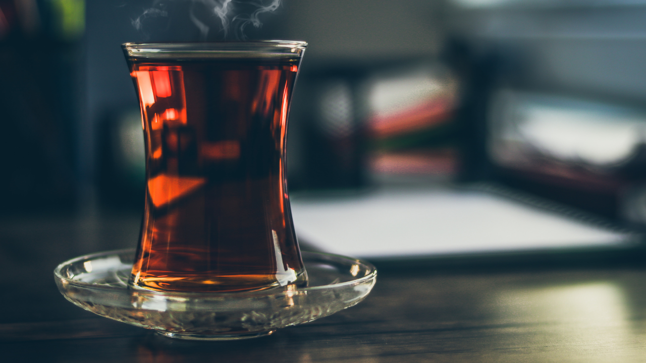 Bardağı masaya sert koydu, 10 yıllık işinden oldu! Mahkemeden emsal karar