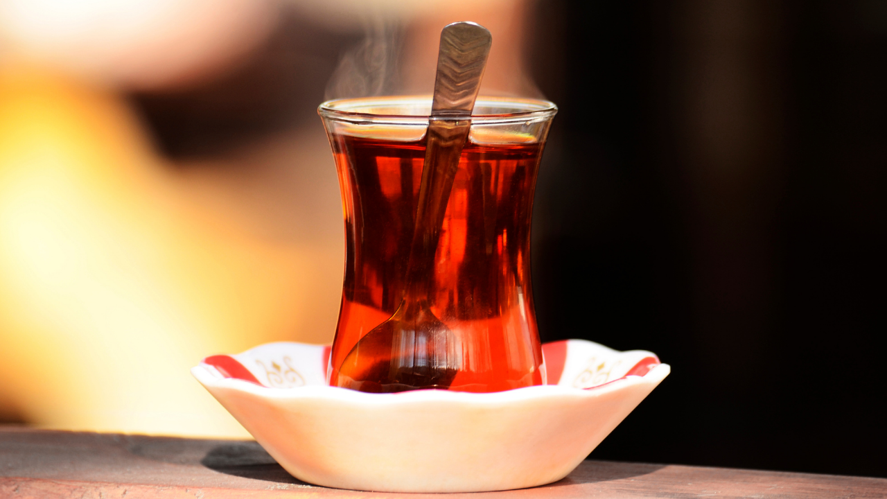 Bardağı masaya sert koydu, 10 yıllık işinden oldu! Mahkemeden emsal karar