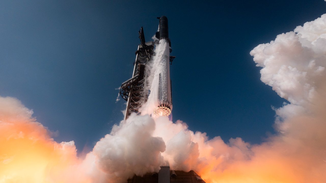 Elon Musk’ın roketi kontrolden çıktı, Ay'da 5 katlı bina büyüklüğünde delik açacak! Dünya etkilenecek mi?