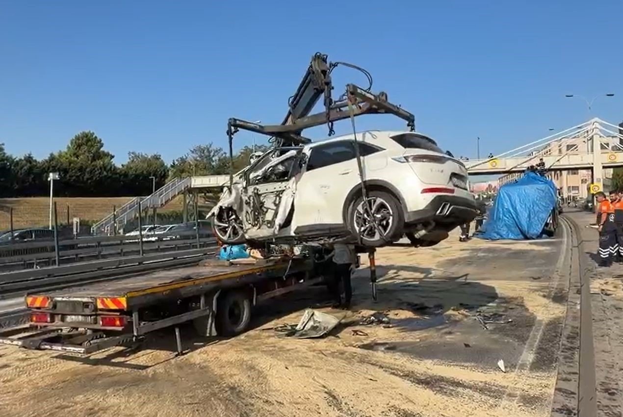 Facianın görüntüsü çıktı! Küçükçekmece otomobilin İETT’ye çarptığı anlar kamerada! 3 kişi böyle can vermiş