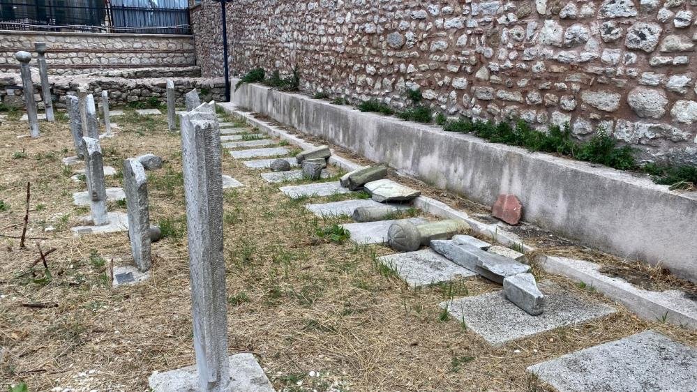 Fatih’te tarihi mezar taşlarını kıran şüpheli yakayı ele verdi!