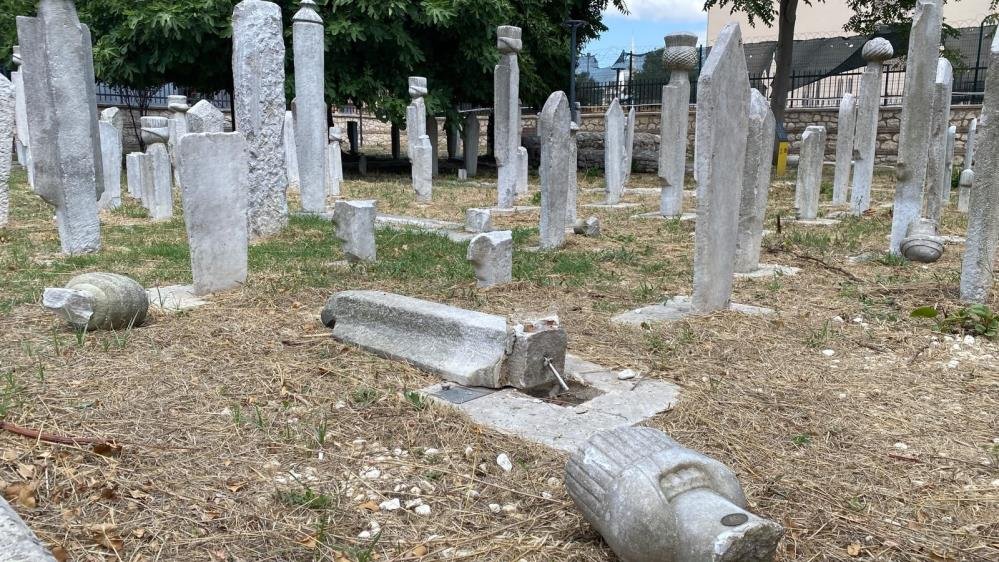Fatih’te tarihi mezar taşlarını kıran şüpheli yakayı ele verdi!