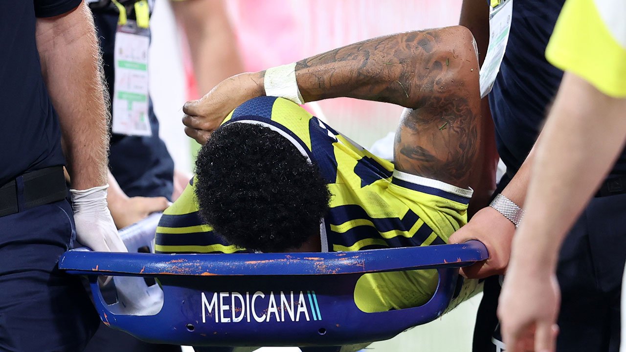 Fenerbahçeli yıldız sedyeyle oyundan çıktı