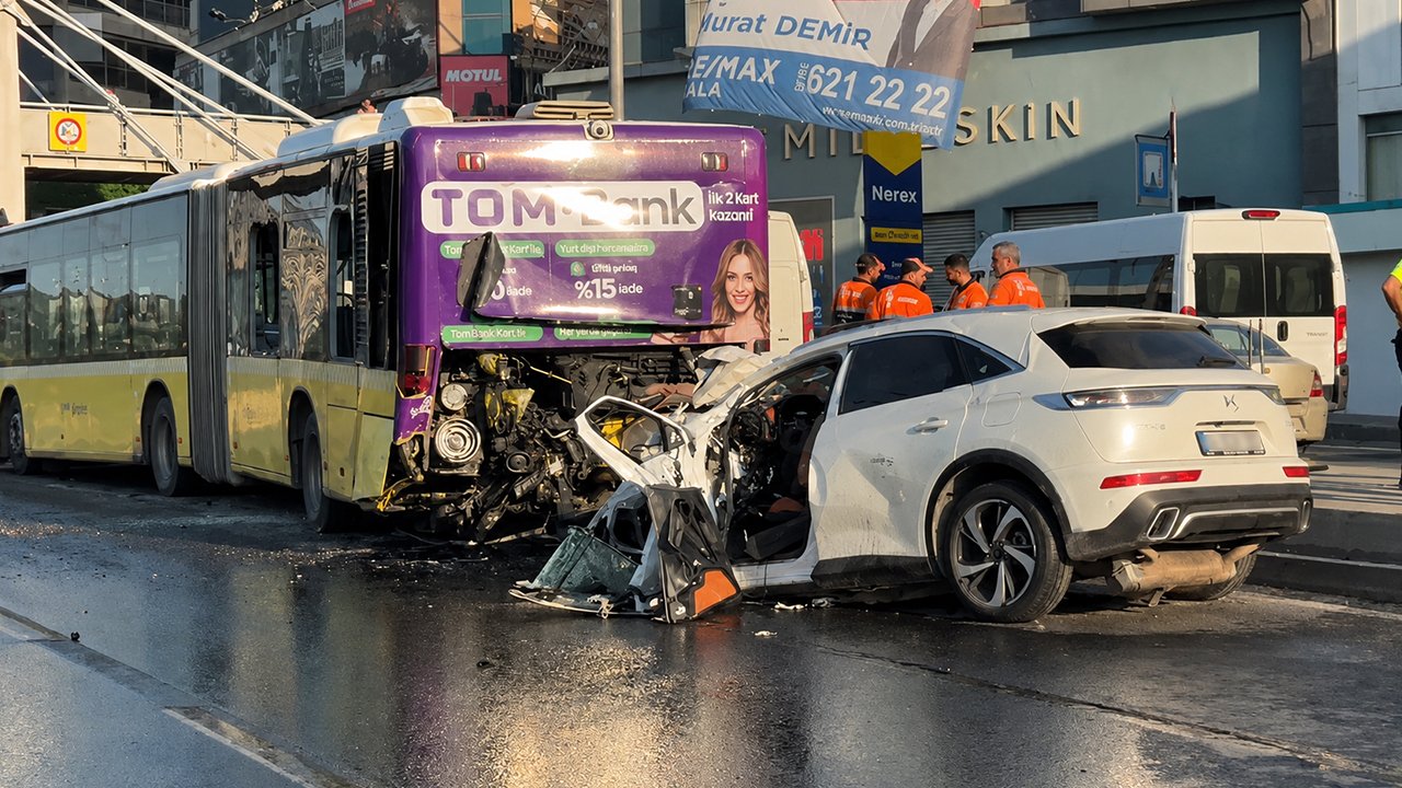 Küçükçekmece'de otomobil ile İETT otobüsü çarpıştı! 3 kişi hayatını kaybetti