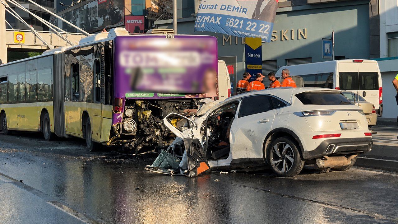 Küçükçekmece'de otomobil ile İETT otobüsü çarpıştı! 3 kişi hayatını kaybetti