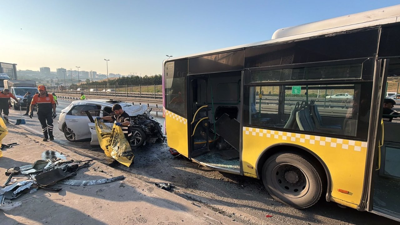 Küçükçekmece'de otomobil ile İETT otobüsü çarpıştı! 3 kişi hayatını kaybetti