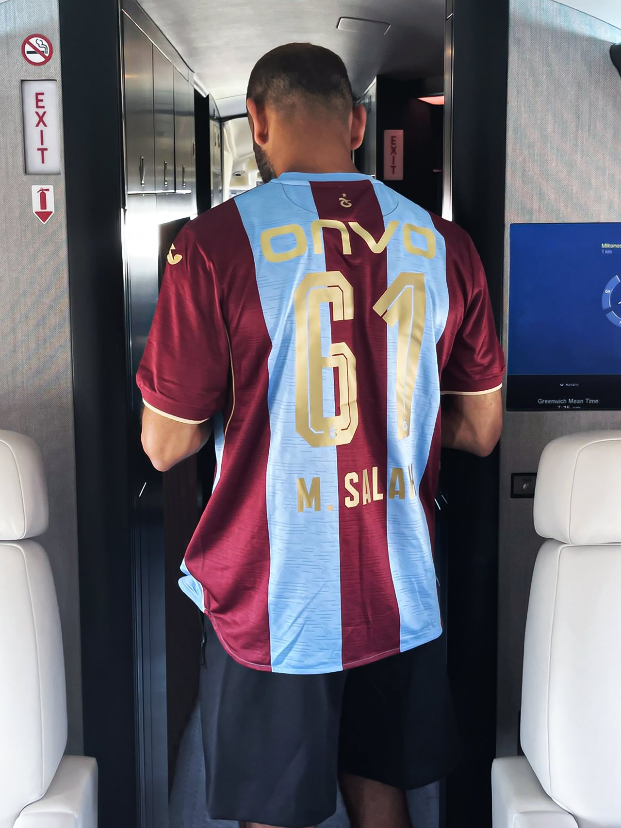 Mısırlı oyuncu, 61 numaralı formayla poz verdi.