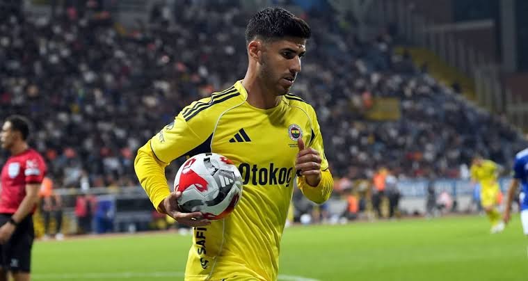 Marco Asensio, Fenerbahçe'nin başarısı için mücadele ediyor.