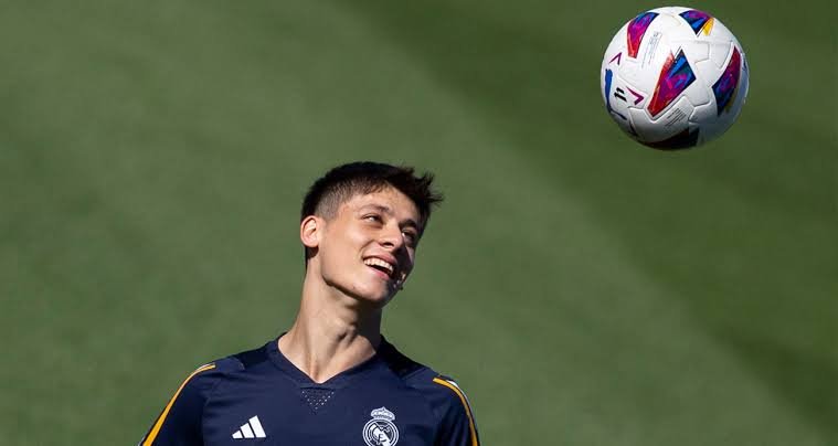 Arda Güler, İspanyol devi Real Madrid'de forma giyiyor.