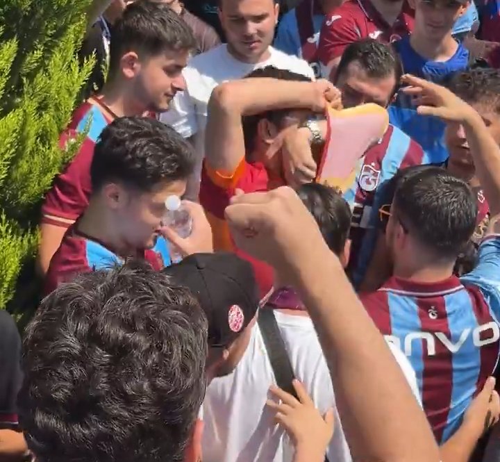 Mohamed Salah için toplanan kalabalık içindeki genç taraftarın, Galatasaray formasını çıkardığı anlar kameralara böyle yansıdı.
