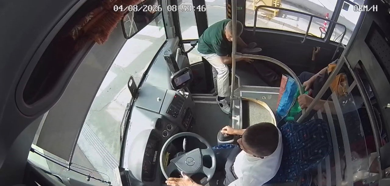 Saniyeler içinde yere yığıldı! Fenalaşan yolcuyu kurtarma çabası kamerada
