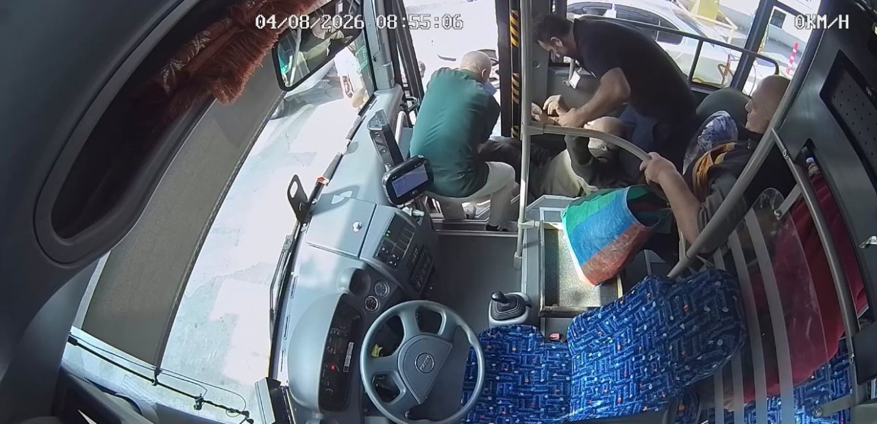 Saniyeler içinde yere yığıldı! Fenalaşan yolcuyu kurtarma çabası kamerada