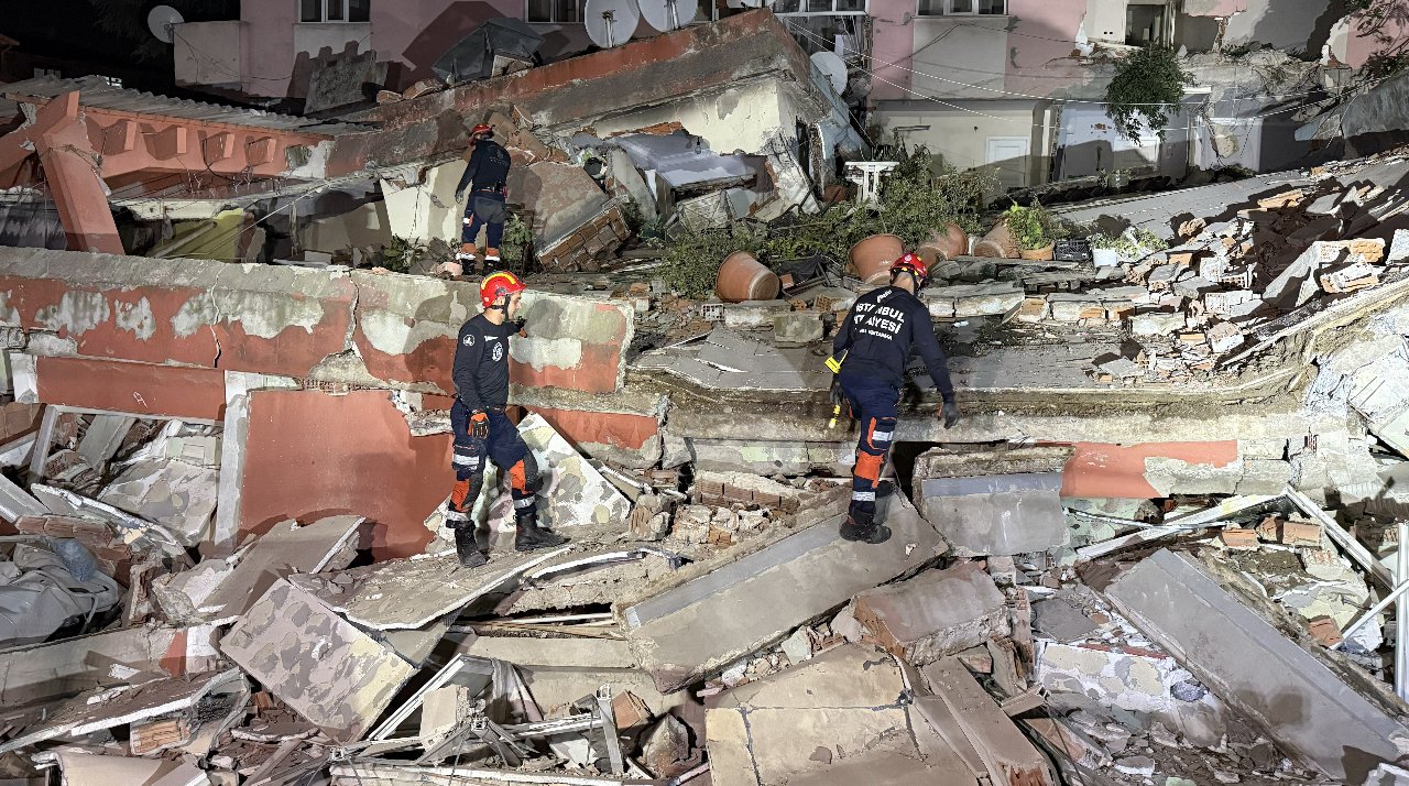 Tahliye edilen bina bir gün sonra çöktü! Bahçelievler’de faciadan dönüldü 