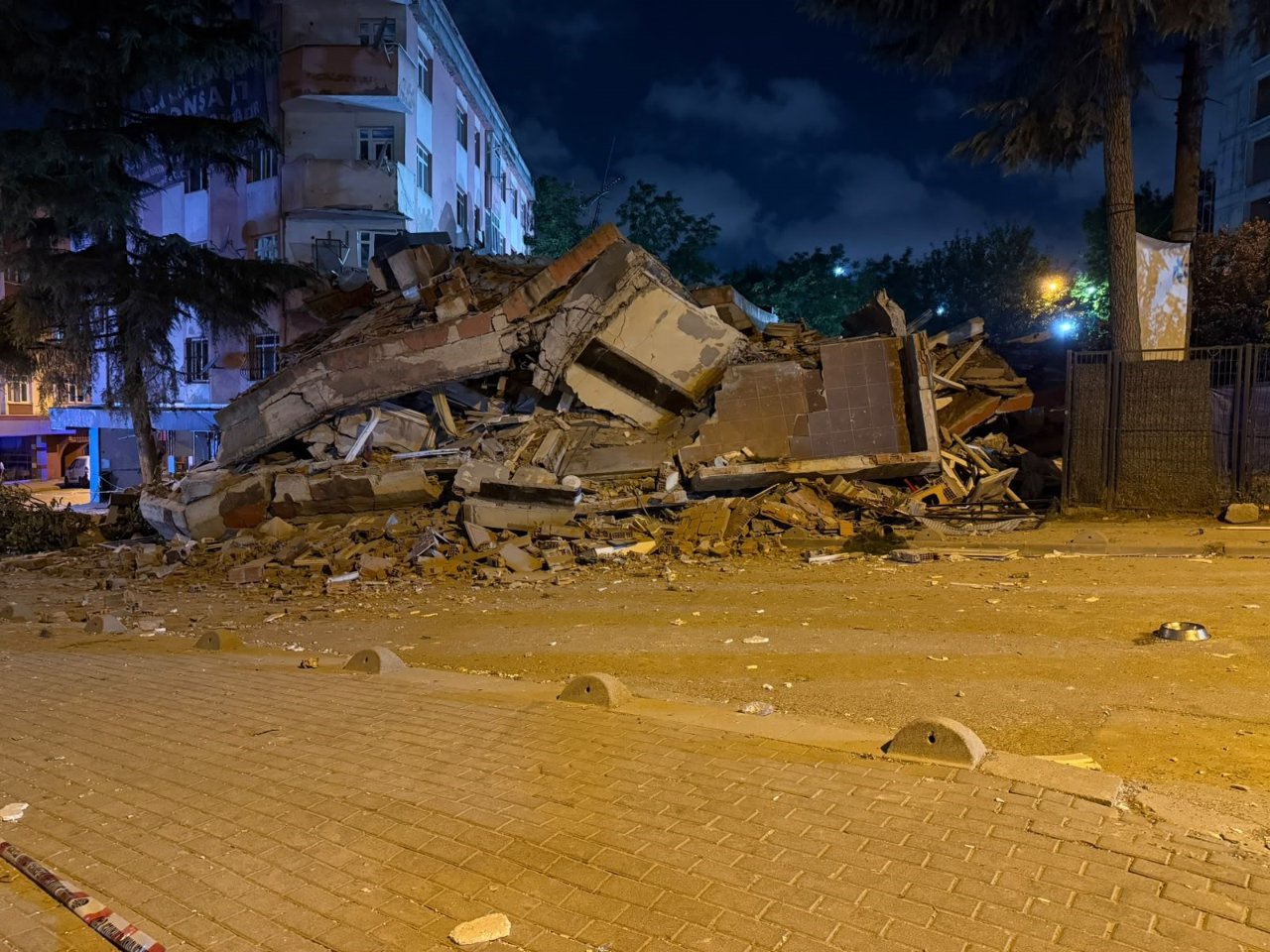 Tahliye edilen bina bir gün sonra çöktü! Bahçelievler’de faciadan dönüldü