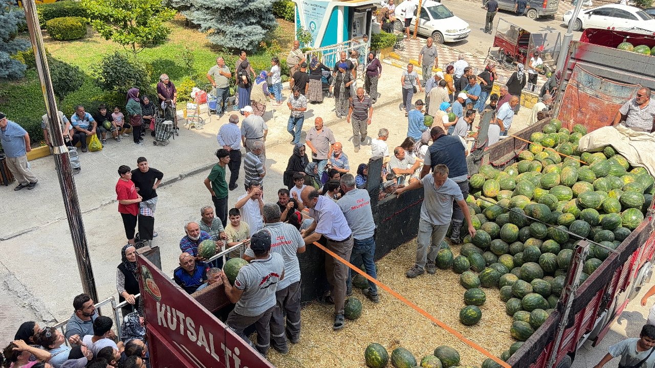 Tokat'ta çiftçi 20 ton karpuzu ücretsiz dağıttı! Vatandaş akın etti 