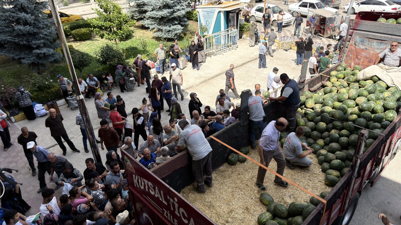 Tokatta çiftçi 20 ton karpuzu ücretsiz dağıttı! Vatandaş akın etti