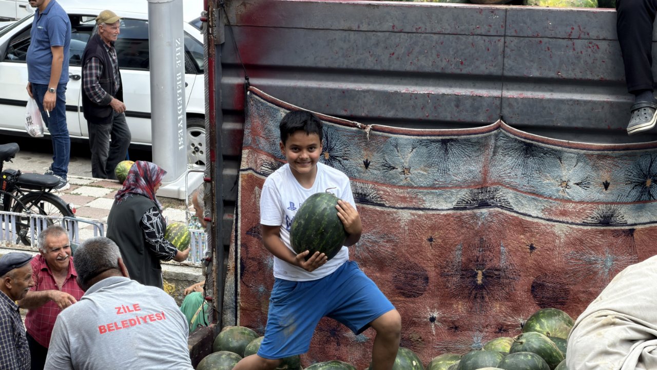 Tokatta çiftçi 20 ton karpuzu ücretsiz dağıttı! Vatandaş akın etti