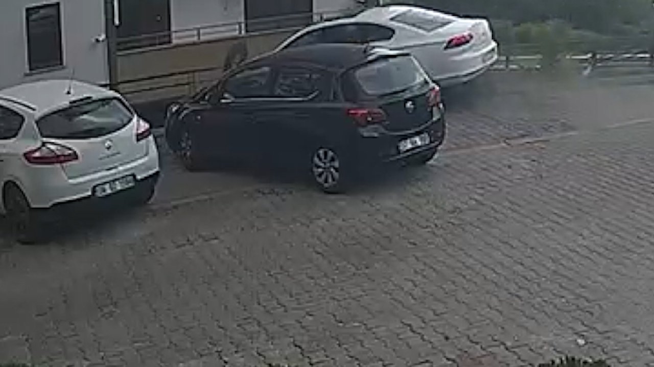 Trabzon'da kadın sürücünün panik anı! Araç site duvarından aşağı uçtu, 1'i çocuk 3 yaralı