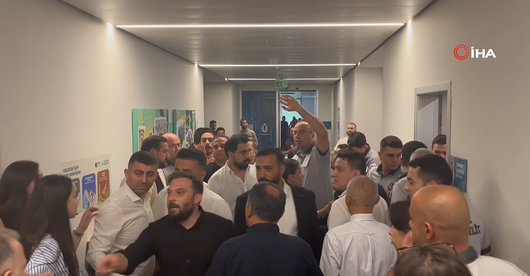 Üsküdar'da başkanvekili seçiminde gerginlik! Oyları düşen CHP'li üyeler itiraz etti, salon karıştı